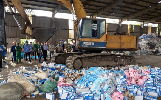 Cục Quản lý thị trường Hà Nội tiêu hủy 18 tấn hàng kém chất lượng không được phép lưu thông trên thị trường