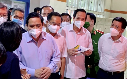 Thủ tướng Phạm Minh Chính động viên lực lượng y tế, doanh nghiệp trong công tác phòng chống dịch ở Long An
