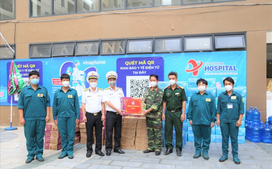 Tặng hơn 1 tỉ đồng nhu yếu phẩm cho lực lượng phòng chống dịch