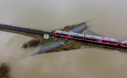 Lũ lụt nghiêm trọng tại Trung Quốc và Châu Âu khiến hoạt động vận tải toàn cầu tiếp tục đứt gãy