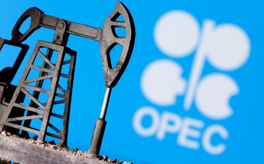 Giá dầu thô tăng vọt, liên minh OPEC+ không nâng thêm sản lượng khai thác