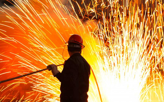 Giá quặng sắt bật tăng, Trung Quốc tăng cường sản xuất thép trở lại