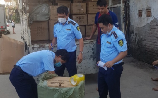 Lực lượng chức năng Hà Nội vừa thu giữ 4 tấn sản phẩm hoá chất và phụ kiện làm tóc nhập lậu