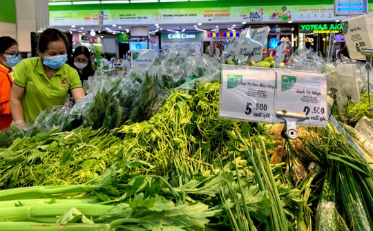 Hàng hoá đầy ắp ở siêu thị, người dân Tp. Hồ Chí Minh yên tâm mua sắm