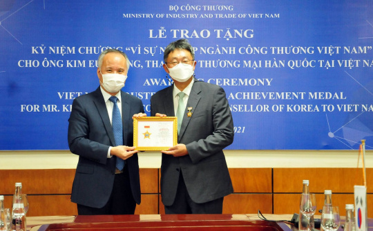 Trao Kỷ niệm chương ngành Công Thương cho Tham tán Thương mại Hàn Quốc tại Việt Nam