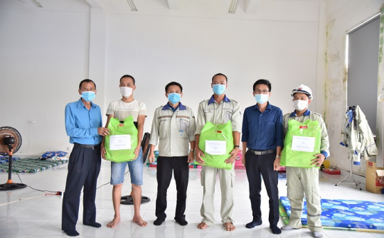 Công đoàn Nhôm Đắk Nông tăng quà động viên người lao động, đoàn kết vượt qua đại dịch