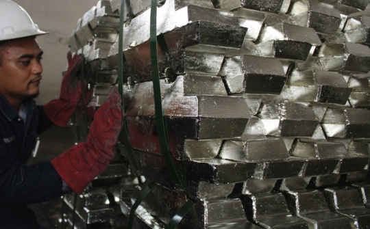 Giá kim loại thiếc chạm mức cao nhất mọi thời đại, tăng 68% từ đầu năm đến nay