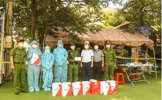 Công đoàn Công ty CP Cao su Đà Nẵng đến thăm, tặng quà Chốt kiểm soát dịch bệnh Covid-19 phía Nam hầm Hải Vân