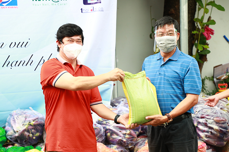 HUFI: Ủng hộ gần 110 triệu đồng cùng với hàng tấn nhu yếu phẩm hỗ trợ sinh viên gặp khó khăn mùa dịch