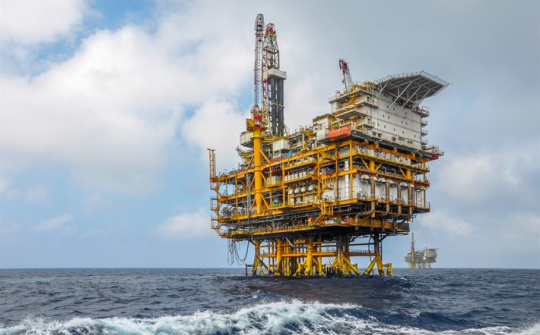 Tâm lý thị trường cải thiện, giá dầu thô quay trở lại ngưỡng 70 USD/thùng