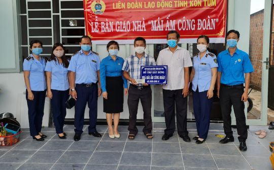 Công đoàn Cục QLTT Kon Tum nghiệm thu, trao hỗ trợ xây dựng nhà “Mái ấm Công đoàn”