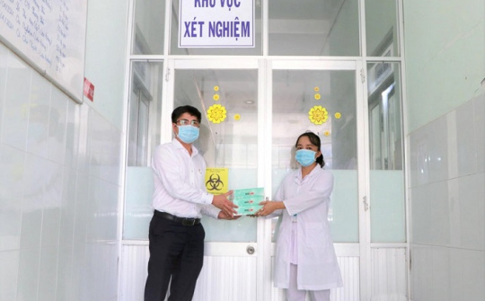 Công ty Nhiệt điện Vĩnh Tân trao tặng 200 bộ kit xét nghiệm nhanh COVID-19