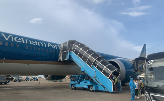 Đưa tàu bay lớn nhất Việt Nam chuyên chở lực lượng y bác sĩ vào TP. HCM