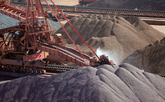 Giá quặng sắt giằng co, chịu ảnh hưởng tiêu cực từ sự suy yếu của nền kinh tế Trung Quốc