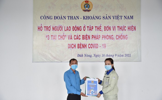 Công đoàn TKV trao tặng 767 phần quà động viên người lao động đang phòng, chống dịch COVID-19