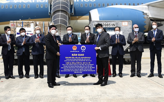 Quốc hội bàn giao 200.000 liều vắc xin AstraZeneca do châu Âu hỗ trợ Việt Nam