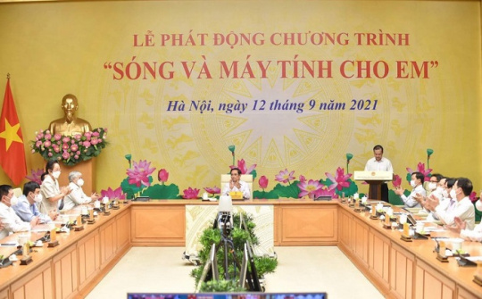 EVN tham gia ủng hộ 24.000 máy tính cho chương trình "Sóng và máy tính cho em"