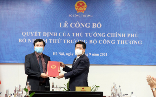 Bộ trưởng Nguyễn Hồng Diên trao Quyết định bổ nhiệm Thứ trưởng cho đồng chí Nguyễn Sinh Nhật Tân