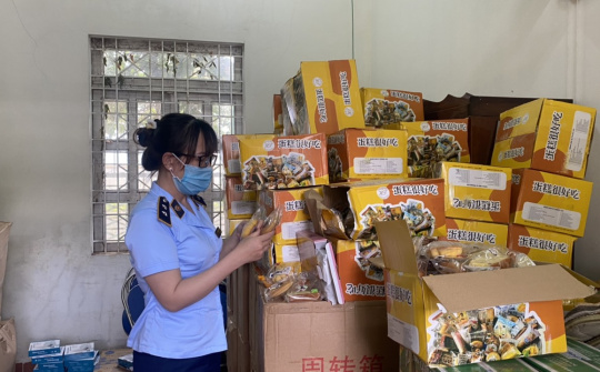 Thu giữ lượng lớn đồ chơi, bánh trung thu không rõ nguồn gốc