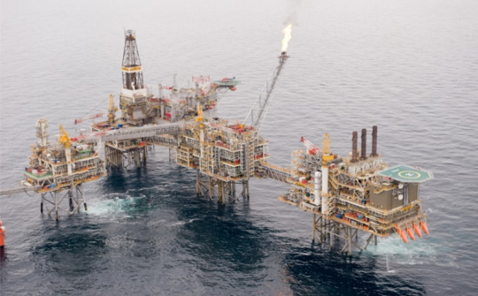 Giá dầu thô diễn biến trái chiều, OPEC+ dự báo thiếu hụt nguồn cung vào cuối năm nay