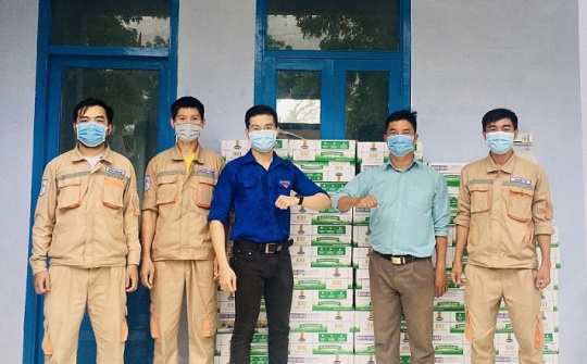 Đoàn thanh niên Nhà máy Nhiệt điện Vĩnh Tân 4 tặng sữa cho trẻ em nghèo Bình Thuận