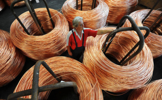 Đồng USD suy yếu và lượng tồn trữ kim loại xuống thấp đẩy giá đồng tăng nhẹ