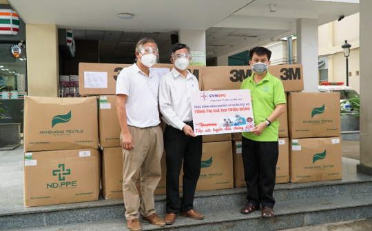 EVNSPC trao tặng lượng lớn vật tư y tế, máy tính cho hai bệnh viện tuyến cuối