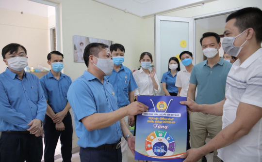 Công đoàn TKV tặng quà động viên người lao động thực hiện “3 tại chỗ” tại các đơn vị sản xuất than vùng miền Tây