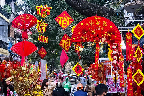 Đồ trang trí Tết Nhâm Dần 2022: Hàng nội hút khách, giá cả ổn định