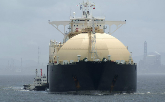 Giá khí LNG Châu Á giảm sốc 30% khi Trung Quốc bán ra nhiều lô hàng