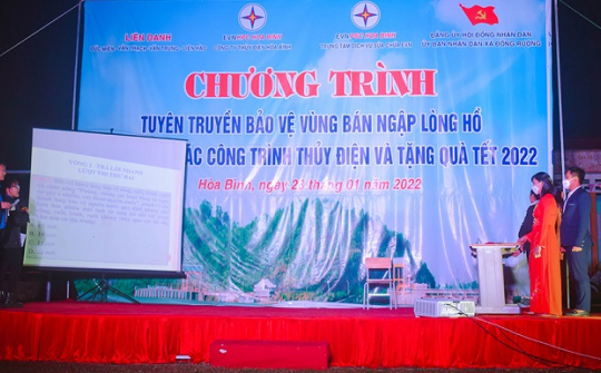 Mang Tết ấm đến đồng bào khu vực lòng hồ thủy điện Hòa Bình