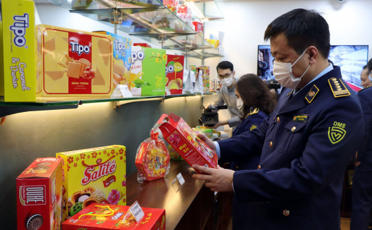 Hàng Tết giả lộng hành, lực lượng quản lý thị trường hướng dẫn cách phân biệt