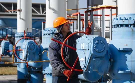 Nhiều tổ chức kinh tế nâng dự báo giá dầu thô có thể vượt 100 USD/thùng