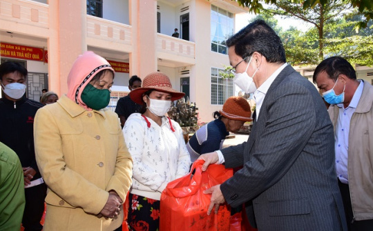 Công ty Thủy điện Ialy trao 400 quà Tết đến các hộ nghèo tỉnh Kon Tum và Gia Lai