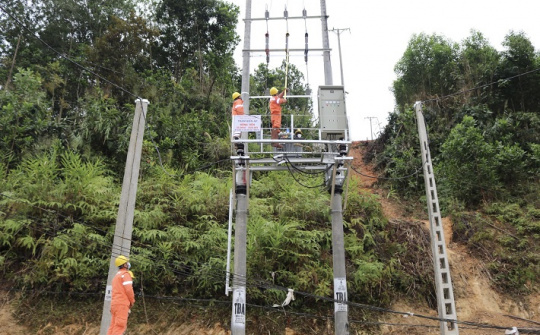 Thêm 330 hộ dân huyện miền núi Quế Phong được sử dụng điện lưới ngay trước Tết