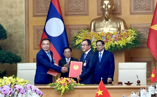 Tập đoàn Điện lực Việt Nam và Tập đoàn Phongsubthavy (Lào) trao đổi hợp đồng mua bán điện