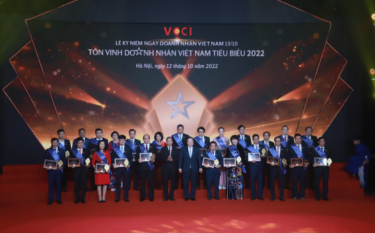 Lãnh đạo EVNNPC được vinh danh Doanh nhân tiêu biểu Việt Nam 2022