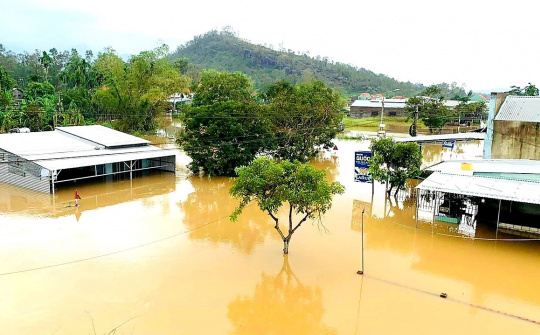 Tập trung khắc phục hậu quả, chủ động ứng phó với áp thấp nhiệt đới, mưa lũ tại miền Trung