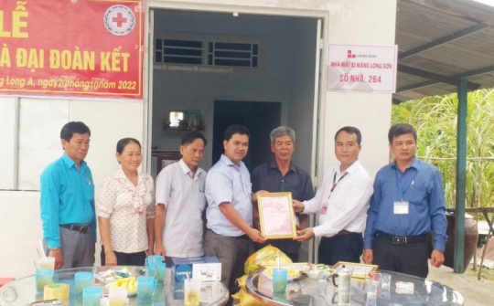Công ty Xi măng Long Sơn trao 2 nhà tình thương tại tỉnh Hậu Giang