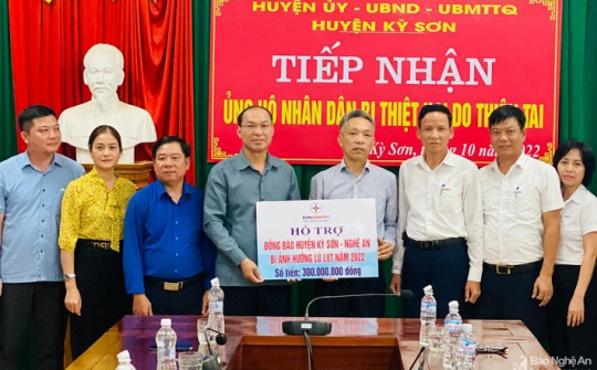 Tổng Công ty Phát điện 1 trao 300 triệu đồng hỗ trợ người dân huyện Kỳ Sơn