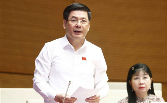 Bộ trưởng Bộ Công Thương Nguyễn Hồng Diên làm rõ một số nội dung về vấn đề xăng dầu tại phiên thảo luận Quốc hội sáng ngày 28/10