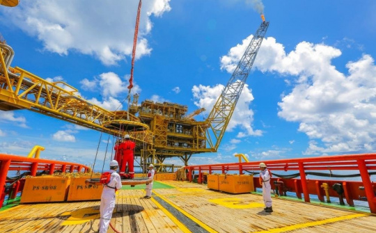 Cần có quy định về lựa chọn nhà thầu cung cấp hàng hóa, dịch vụ dầu khí