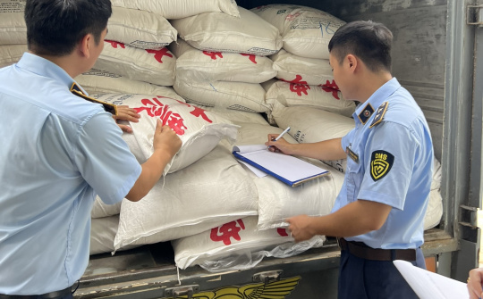 Quảng Bình: Phát hiện hơn 7 tấn đường cát nhập lậu đang trên đường đưa đi tiêu thụ