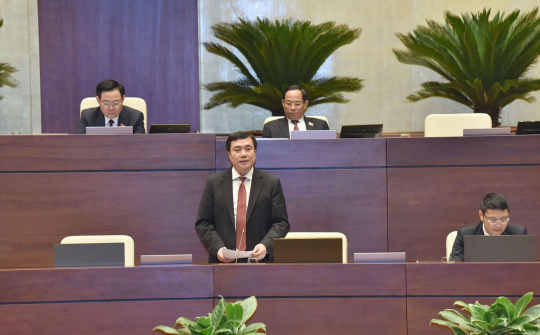 Thứ trưởng Nguyễn Sinh Nhật Tân giải trình trước Quốc hội về Luật Bảo vệ quyền lợi người tiêu dùng (sửa đổi)