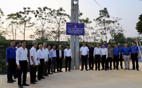 Công ty Supe Lâm Thao chung tay “Thắp sáng đường quê”