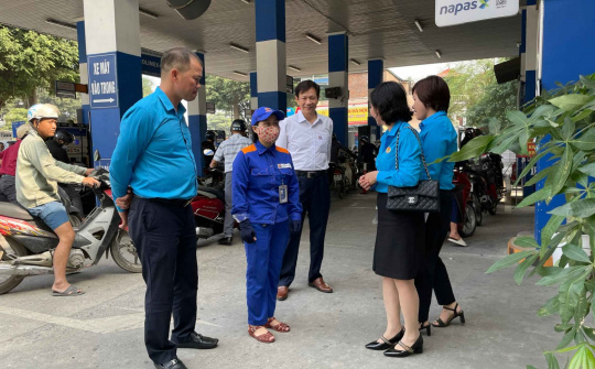 Petrolimex Hà Sơn Bình nỗ lực tăng ca trực bán hàng phục vụ người dân Thủ đô
