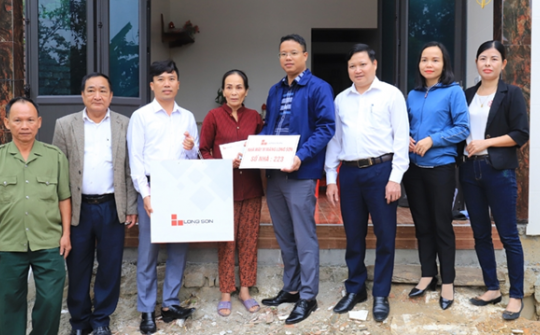 Công ty Xi măng Long Sơn trao 2 nhà tình thương tại tỉnh Hà Tĩnh