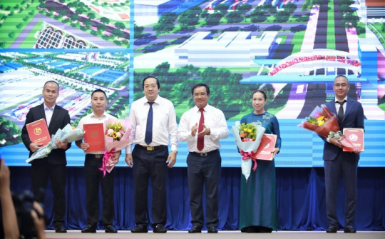 Long An : Trao Quyết định chủ trương đầu tư 4 dự án hạ tầng khu công nghiệp
