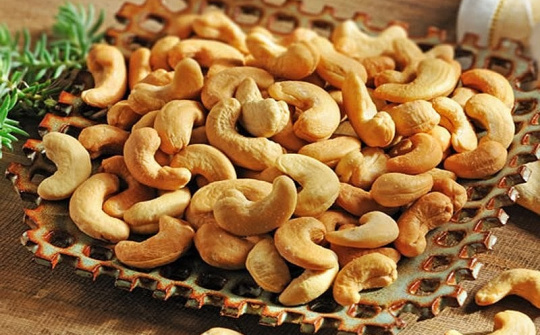 Các yếu tố ảnh hưởng đến xuất khẩu hạt điều của Việt Nam sang châu Âu theo mô hình trọng lực