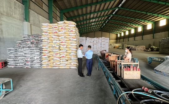 Đồng Tháp phạt 260 triệu đồng 1 cơ sở buôn bán phân bón không đảm bảo chất lượng
